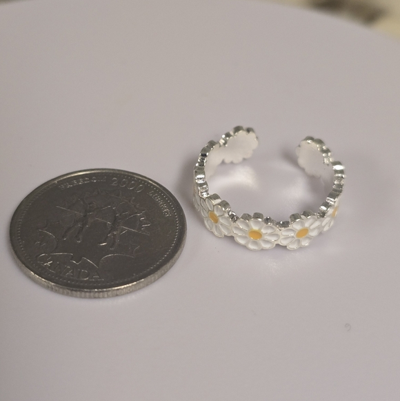 ✨3 FOR $28✨🆕️🌼 WHITE & YELLOW DAISY ADJUSTABLE RING / TOE RING🌼 - Picture 10 of 10
